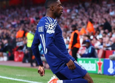 Ousmane Dembélé comemorando gol sobre o Arsenal na Champions League