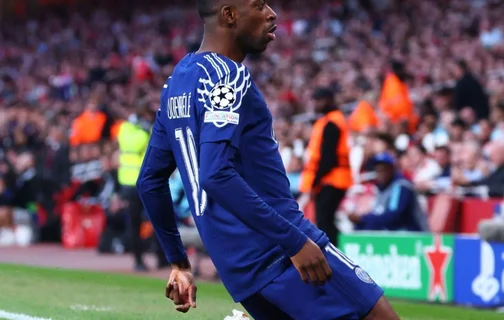 Ousmane Dembélé comemorando gol sobre o Arsenal na Champions League