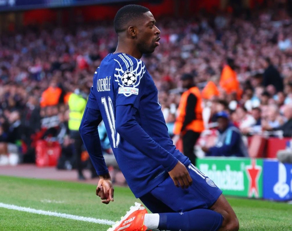 Ousmane Dembélé comemorando gol sobre o Arsenal na Champions League