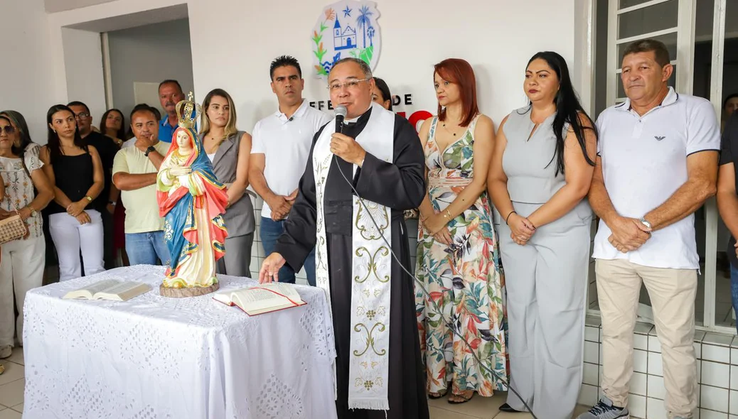 Padre abençoa reabertura da Prefeitura de Alto Longá