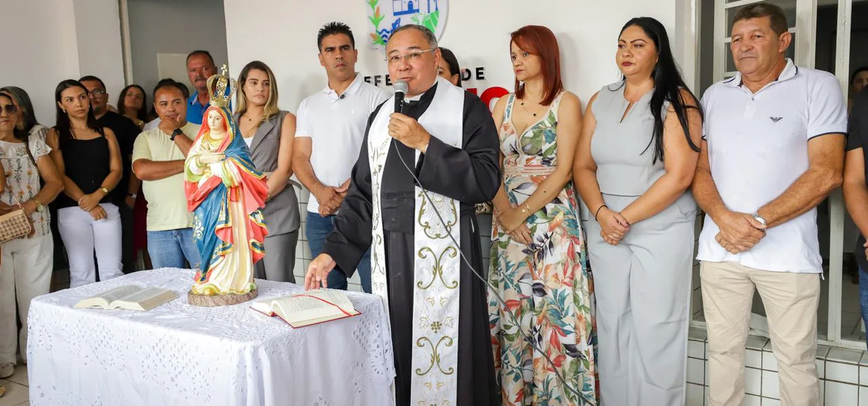 Padre abençoa reabertura da Prefeitura de Alto Longá
