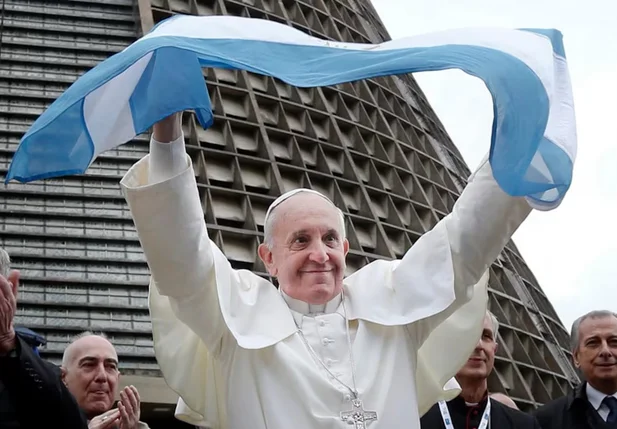 Papa Francisco com a bandeira da Argentina
