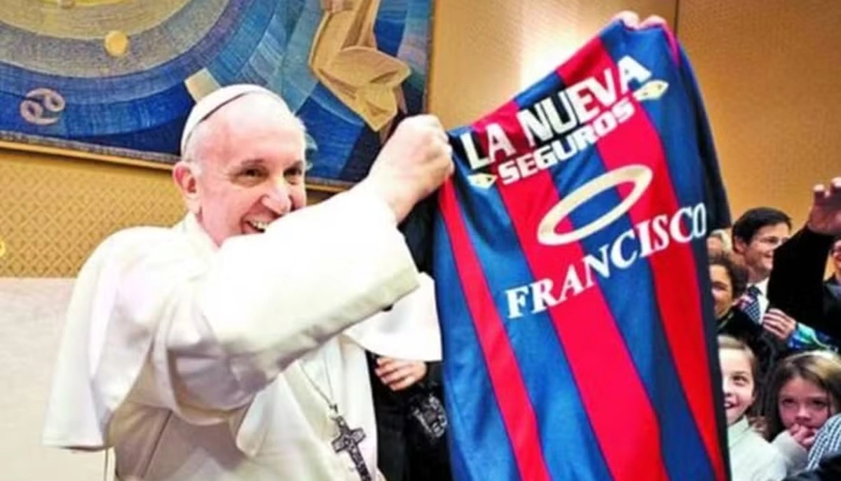 Papa Francisco com a camisa do San Lorenzo