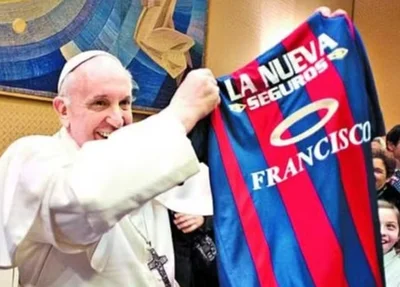 Papa Francisco com a camisa do San Lorenzo