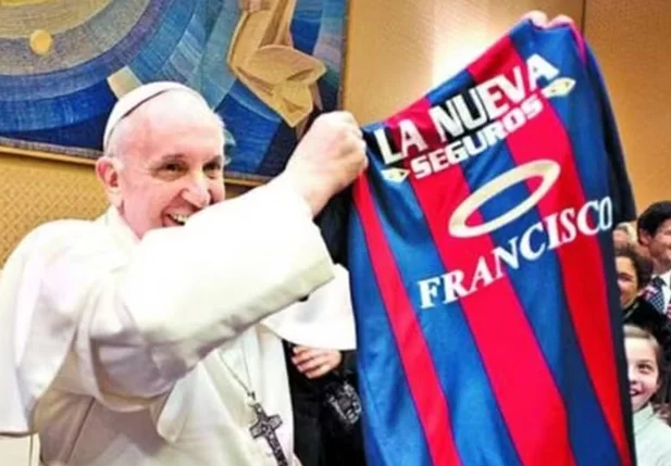 Papa Francisco com a camisa do San Lorenzo