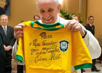 Papa Francisco com camisa autografada pelo Pelé