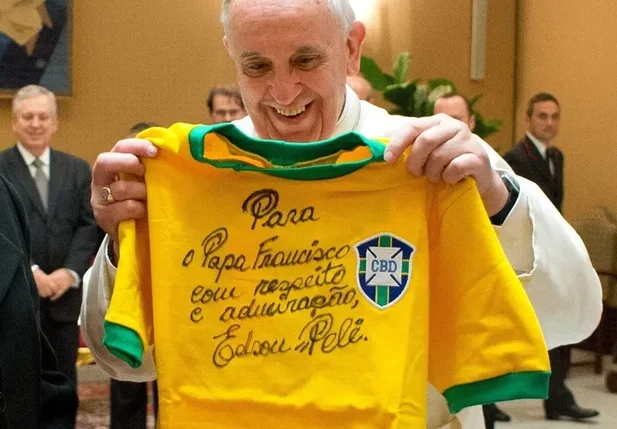 Papa Francisco com camisa autografada pelo Pelé