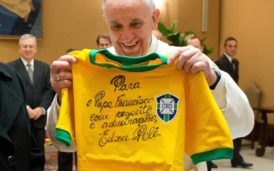 Papa Francisco com camisa autografada pelo Pelé