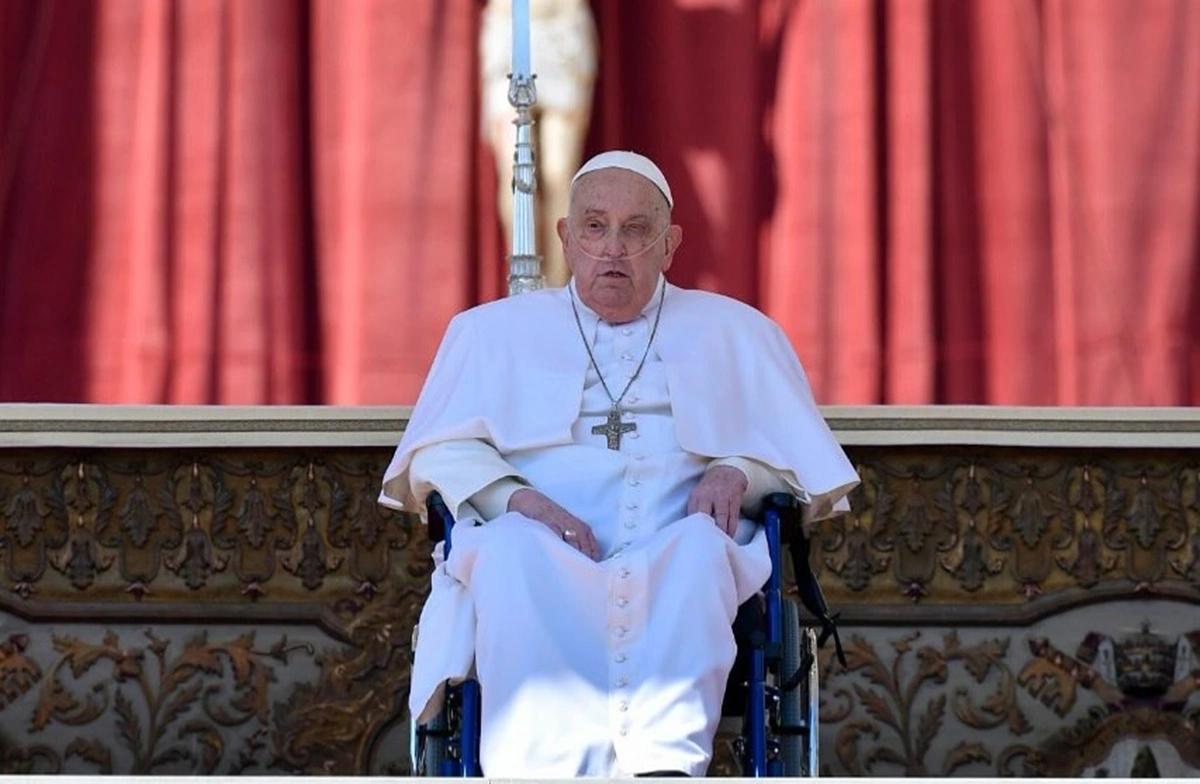 Papa Francisco faz primeira aparição pública após voltar ao Vaticano
