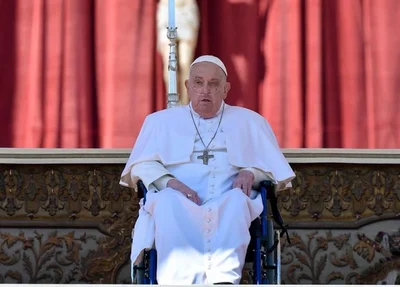 Papa Francisco faz primeira aparição pública após voltar ao Vaticano