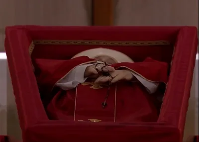 Papa Francisco segura rosário