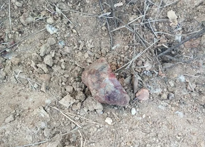 Pedra utilizada na tentativa de feminicídio em Paulistana