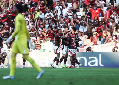 Pedro comemora com jogadores do Flamengo