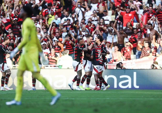 Pedro comemora com jogadores do Flamengo