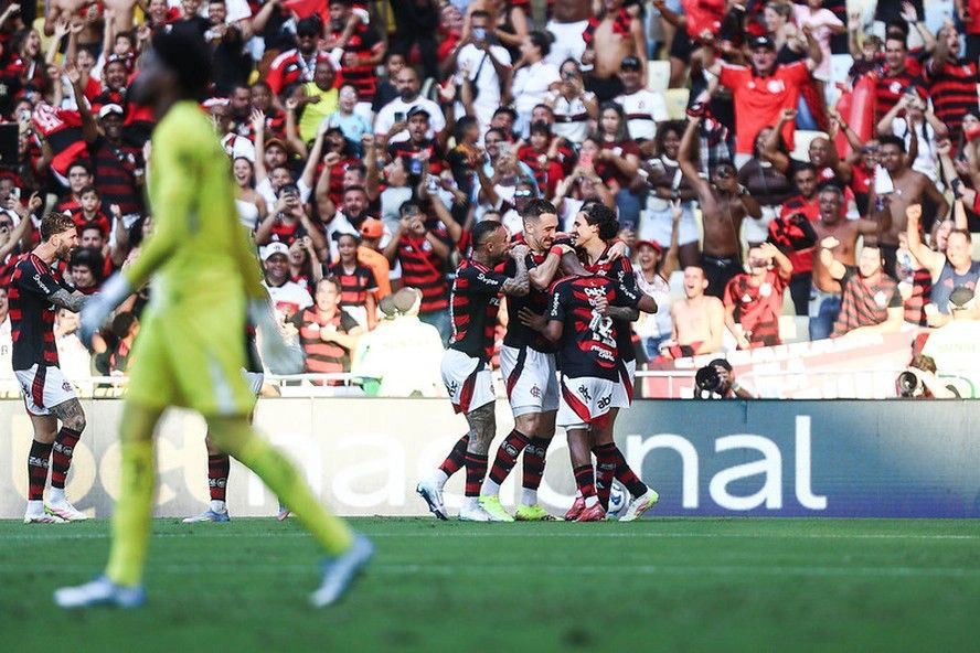 Pedro comemora com jogadores do Flamengo