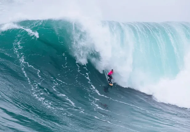 Pedro Scooby vence troféu de maior onda masculina na 7º edição dos Gigantes de Nazaré
