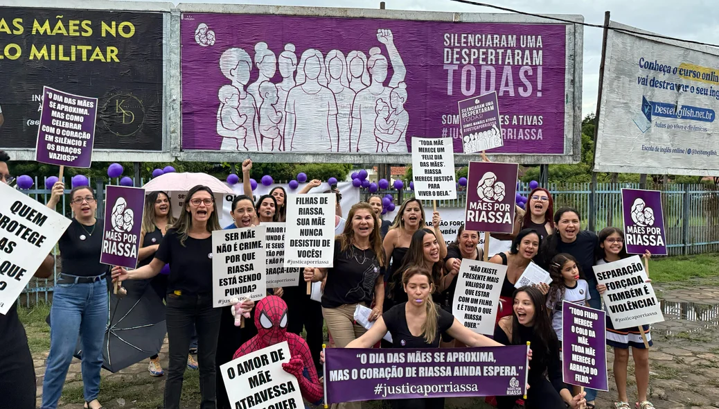 Pessoas reunidas na manifestação