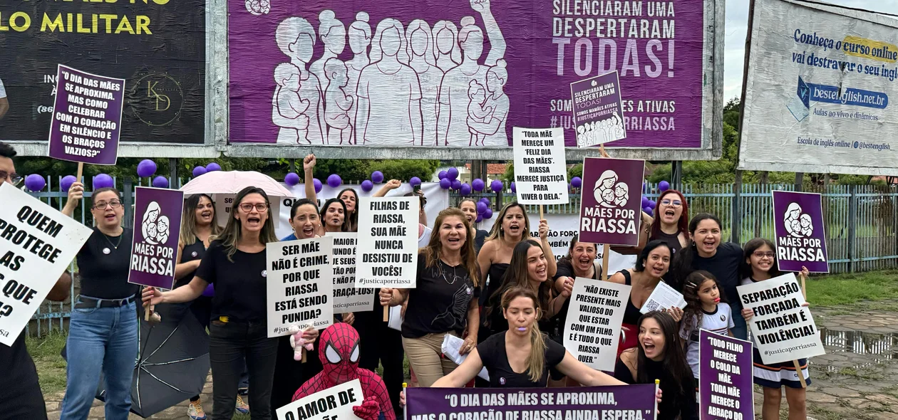Pessoas reunidas na manifestação