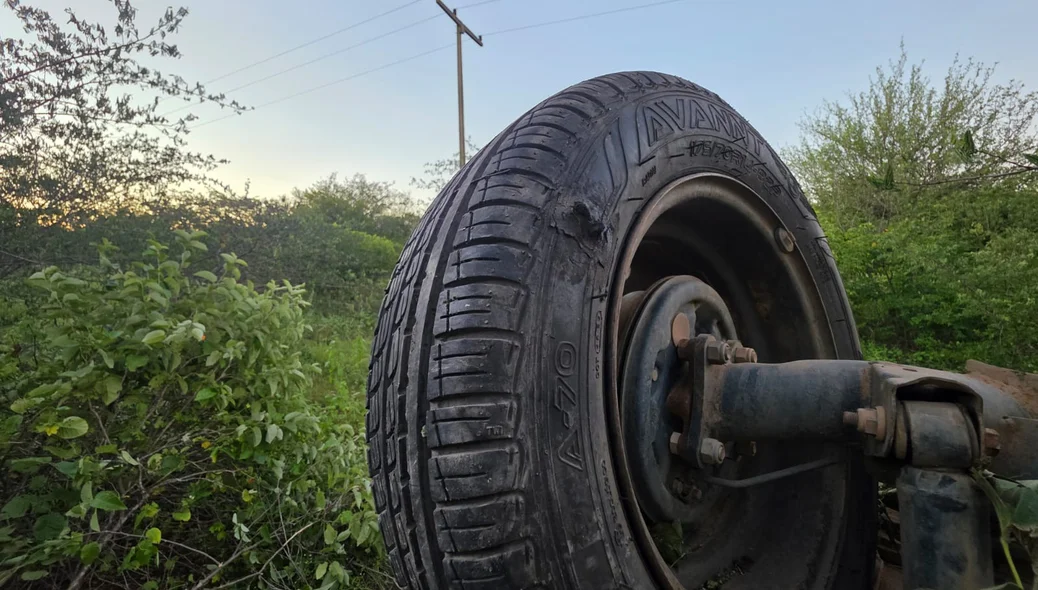 Pneu do automóvel estourou