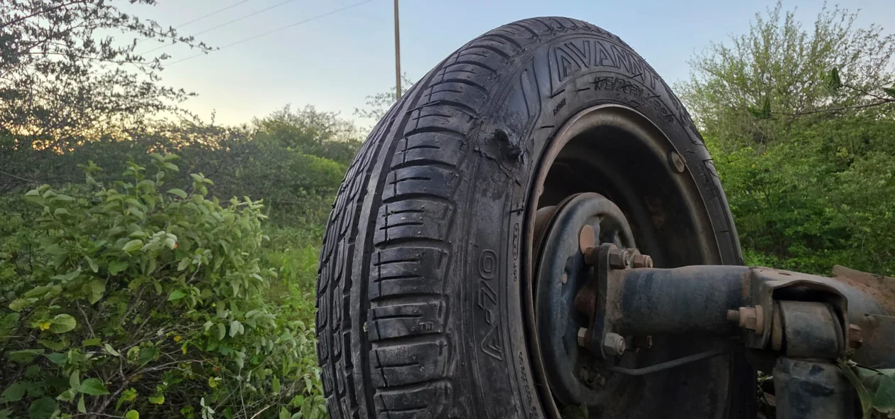 Pneu do automóvel estourou