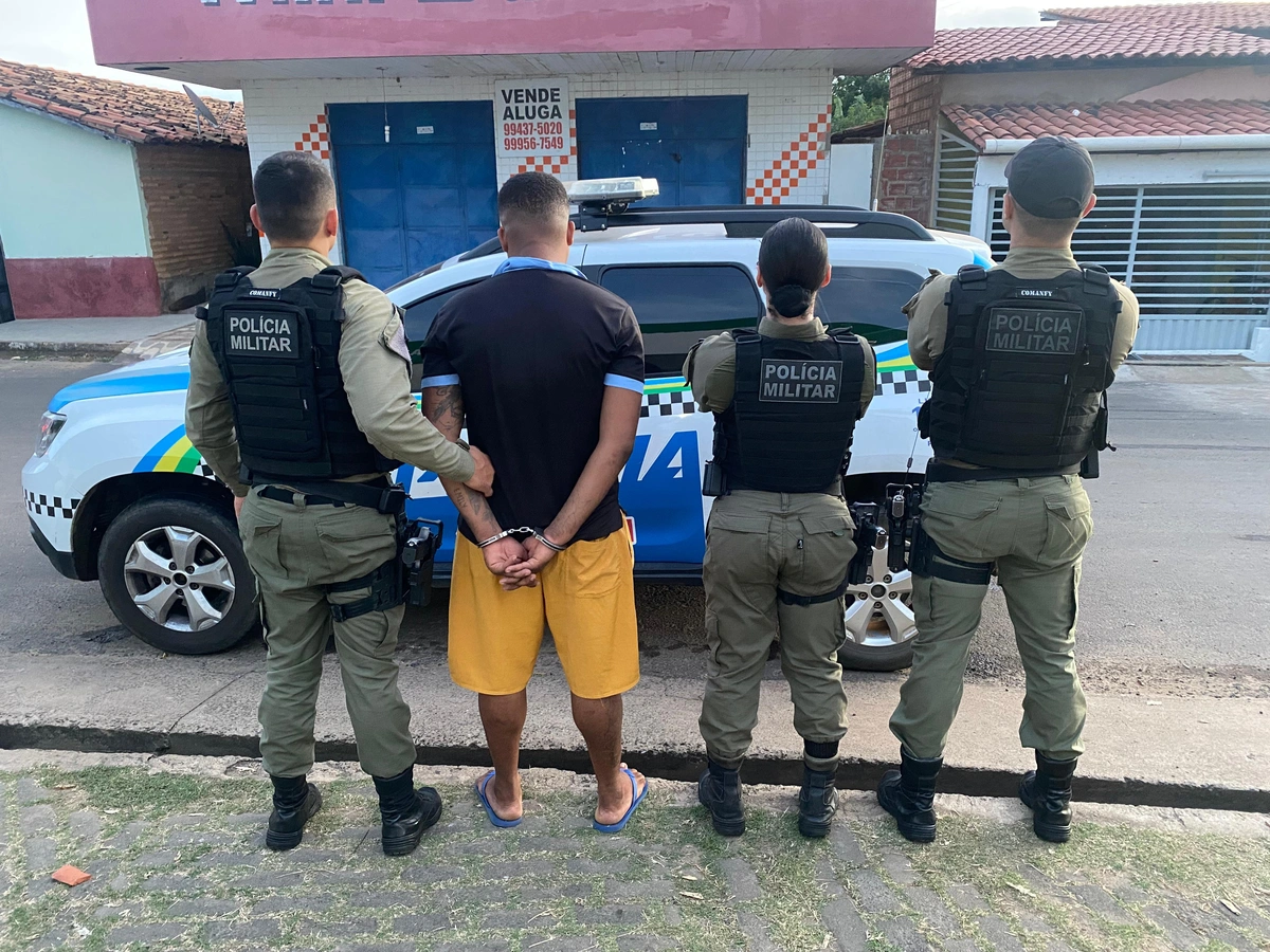 Policiais durante cumprimento de mandado
