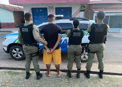 Policiais durante cumprimento de mandado