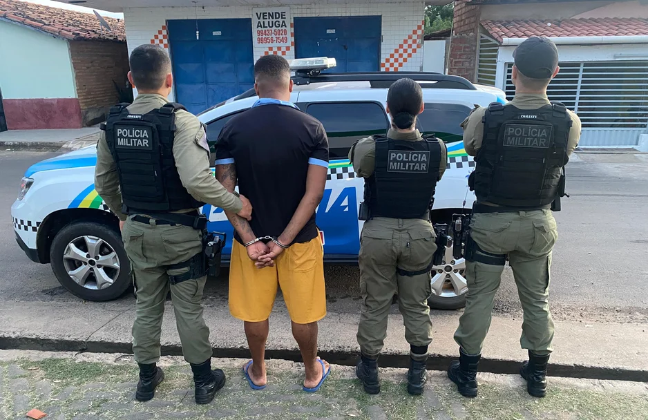 Policiais durante cumprimento de mandado