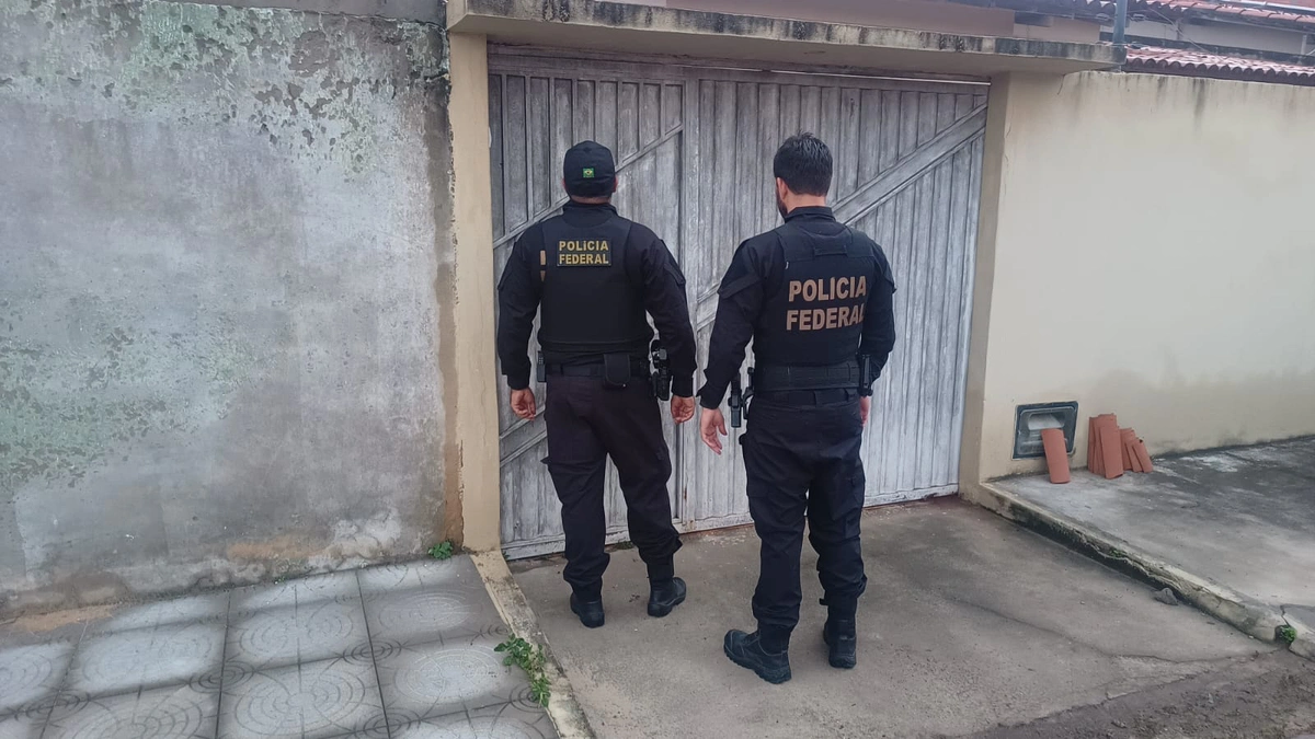 Policiais federais cumprindo mandados
