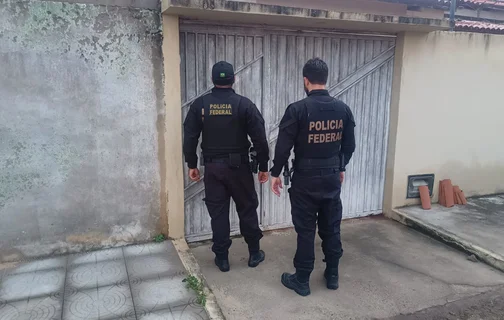 Policiais federais cumprindo mandados