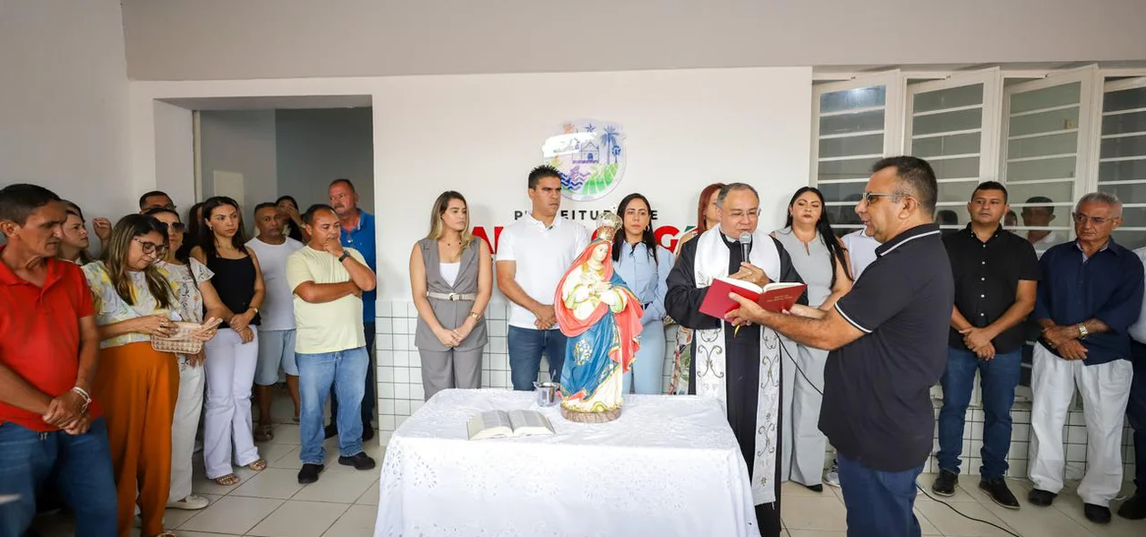População reunida em celebração religiosa na reinauguração do prédio da Prefeitura