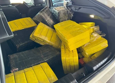 Porta-malas do veículo lotado de drogas