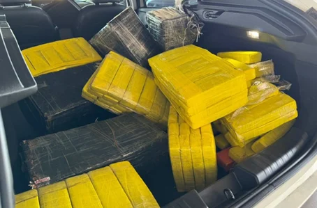 Porta-malas do veículo lotado de drogas
