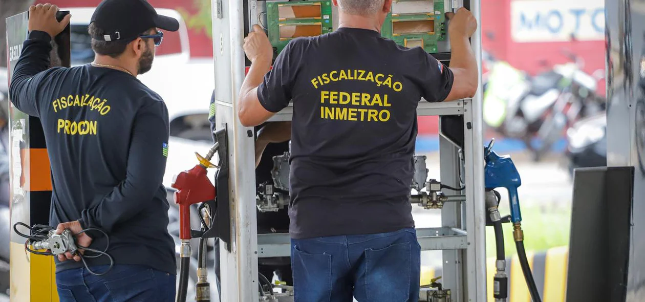 Posto de combustível sendo fiscalizado