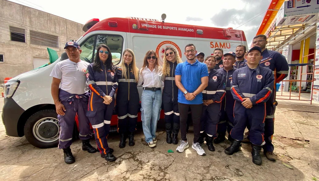 Prefeita Ivanária Sampaio com a equipe do SAMU