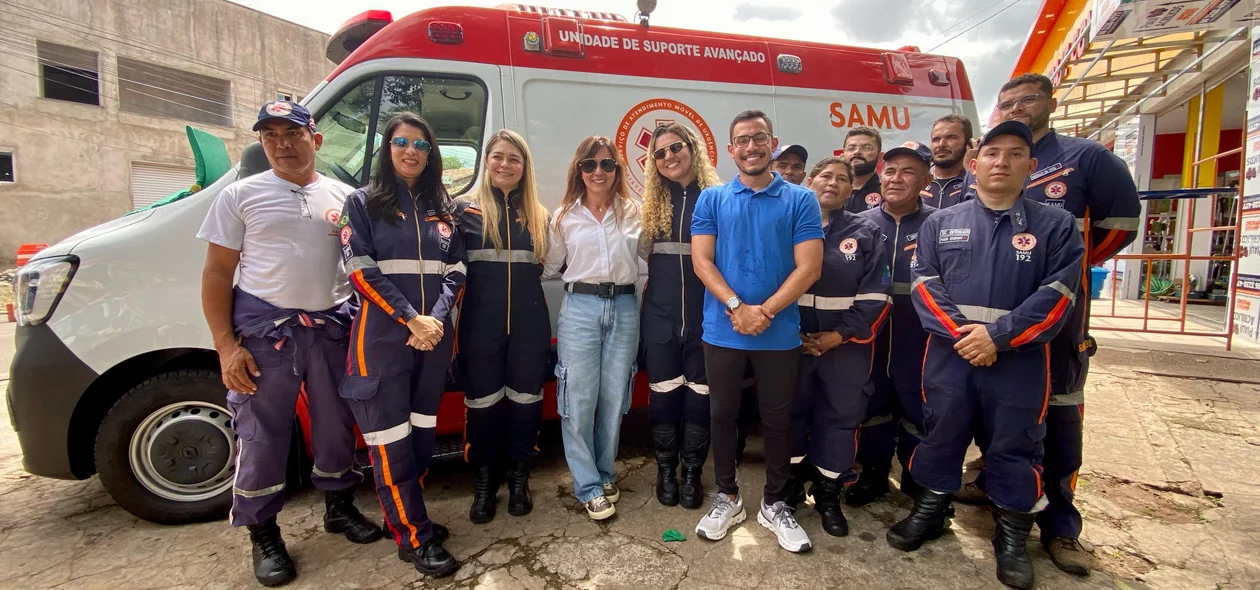 Prefeita Ivanária Sampaio com a equipe do SAMU