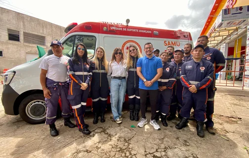 Prefeita Ivanária Sampaio com a equipe do SAMU