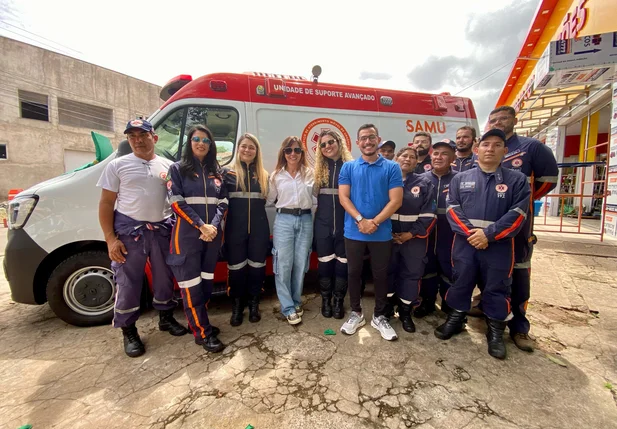 Prefeita Ivanária Sampaio com a equipe do SAMU