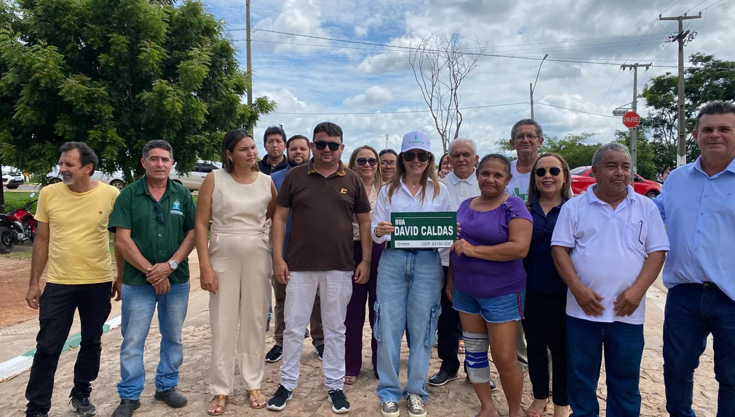 Prefeita Ivanária Sampaio e populares