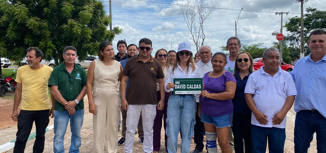 Prefeita Ivanária Sampaio e populares