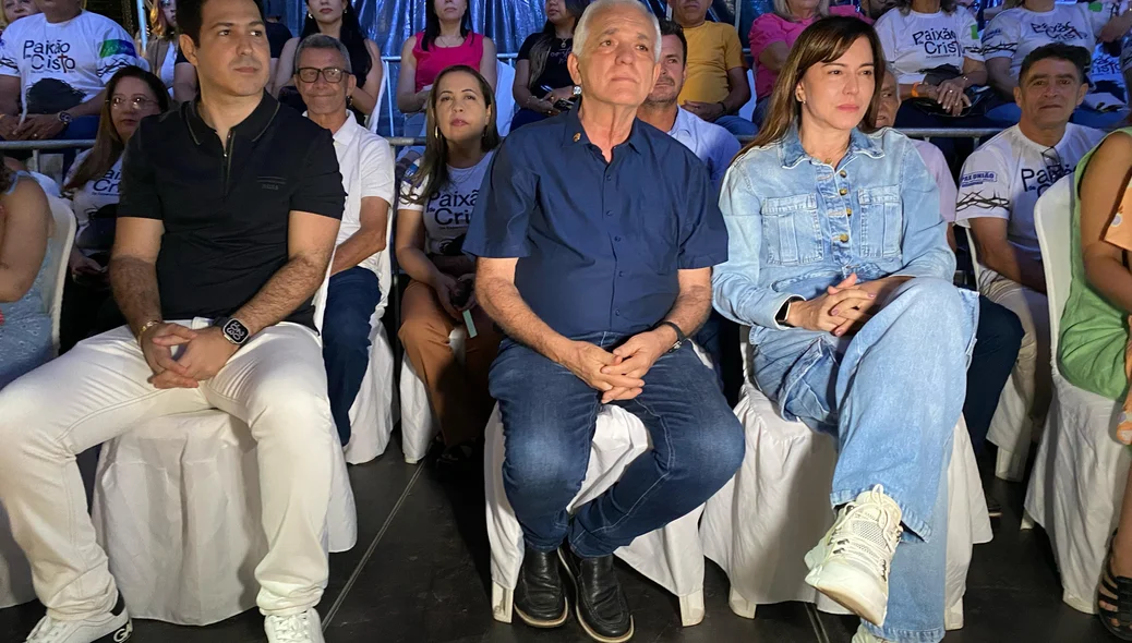 Prefeita Ivanária Sampaio e vice-governador Themístocles Filho acompanharam o espetáculo