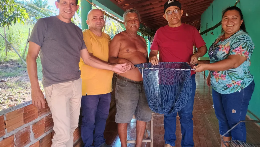 Prefeito Abdoral Melo entrega armadilhas de peixes