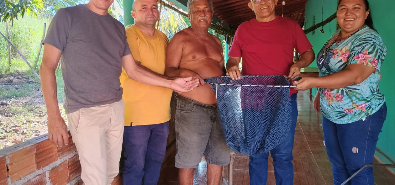 Prefeito Abdoral Melo entrega armadilhas de peixes