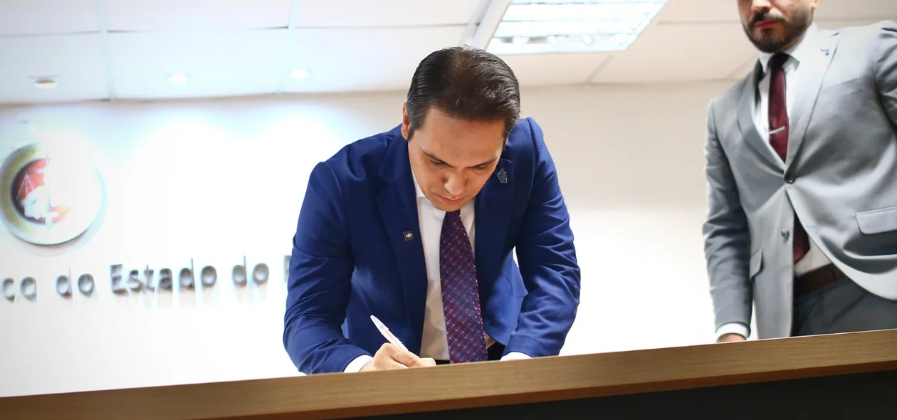 Prefeito Dr. Gilberto esteve em Teresina para assinar o termo
