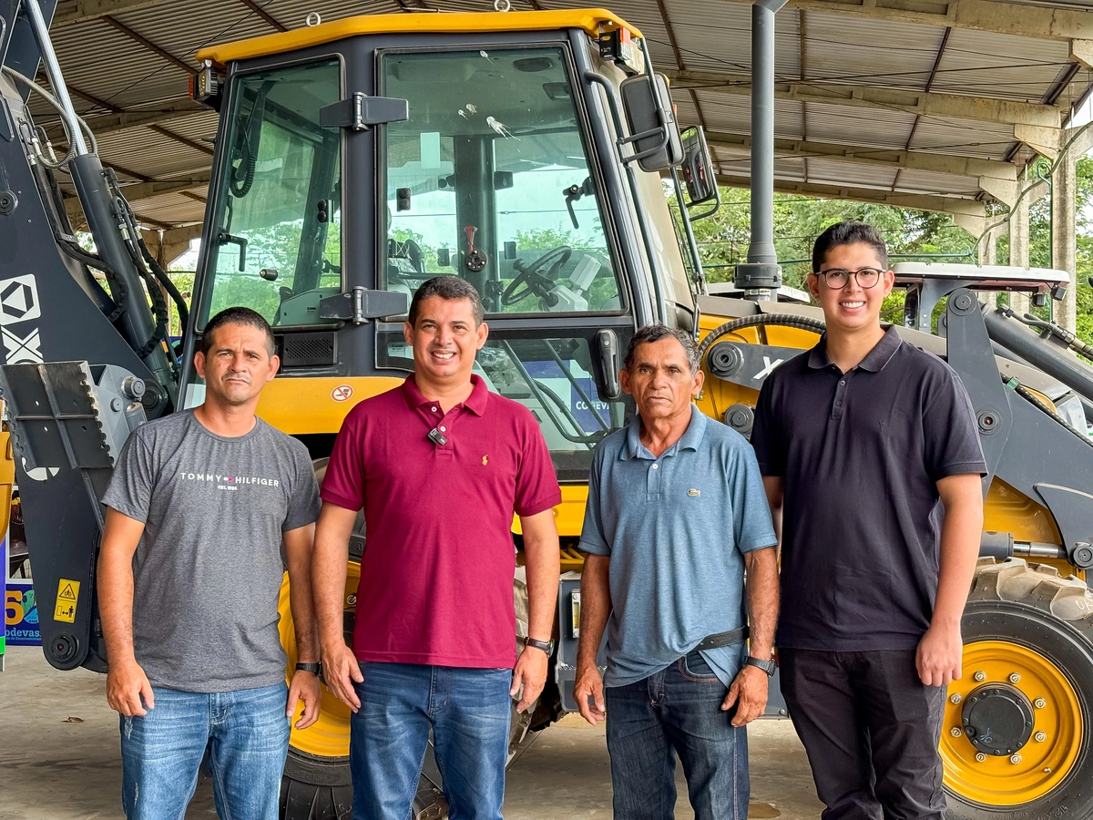 Prefeito João Arilson entrega retroescavadeira