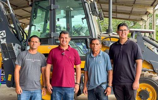 Prefeito João Arilson entrega retroescavadeira