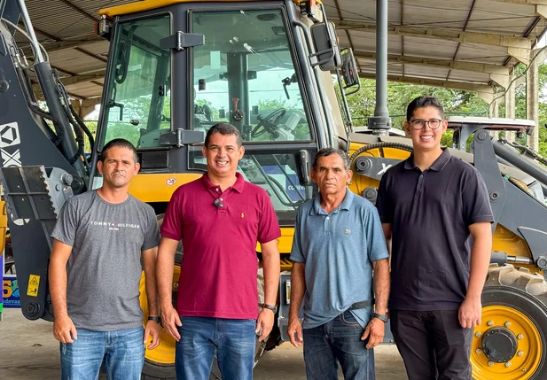 Prefeito João Arilson entrega retroescavadeira