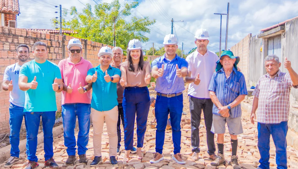 Prefeito Pedro Gomes e equipe