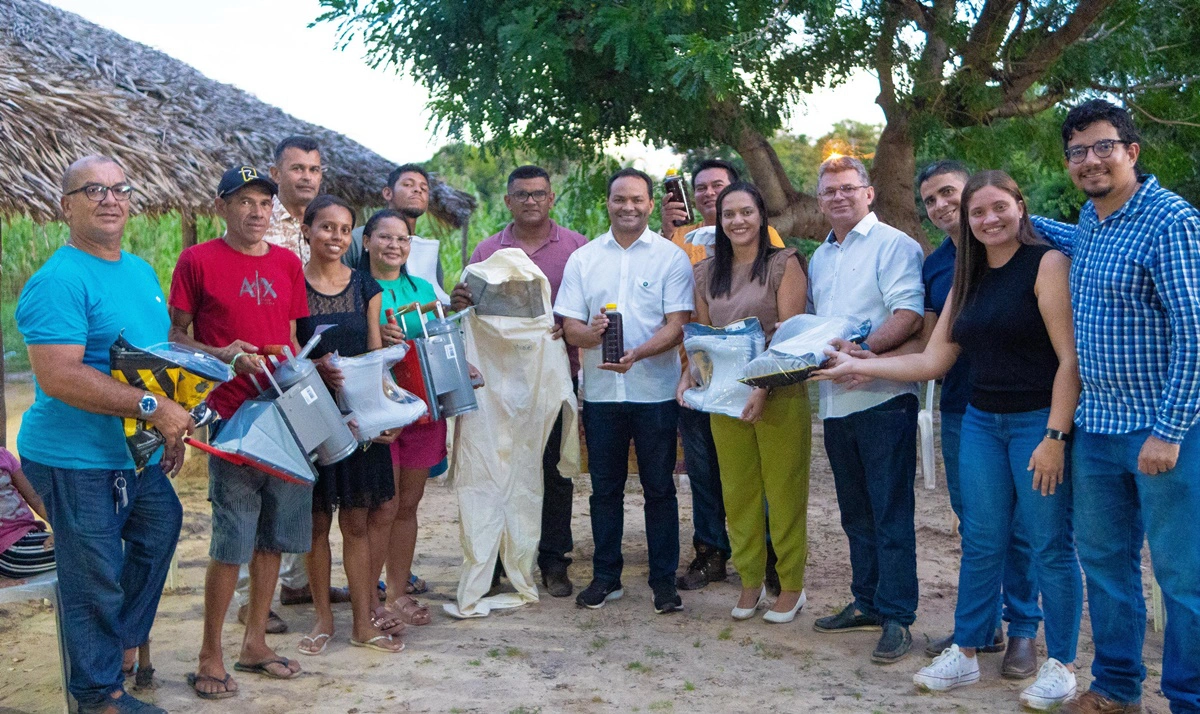 Prefeito Pedro Gomes entrega equipamentos para fortalecer apicultura em José de Freitas
