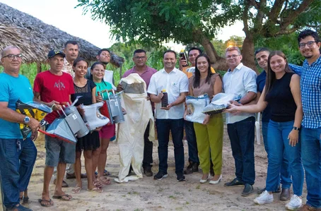 Prefeito Pedro Gomes entrega equipamentos para fortalecer apicultura em José de Freitas