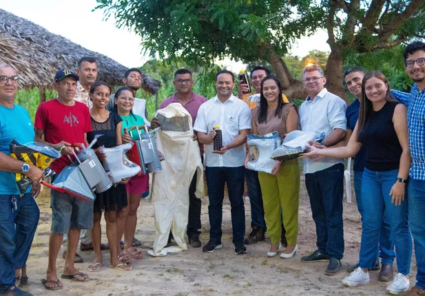 Prefeito Pedro Gomes entrega equipamentos para fortalecer apicultura em José de Freitas